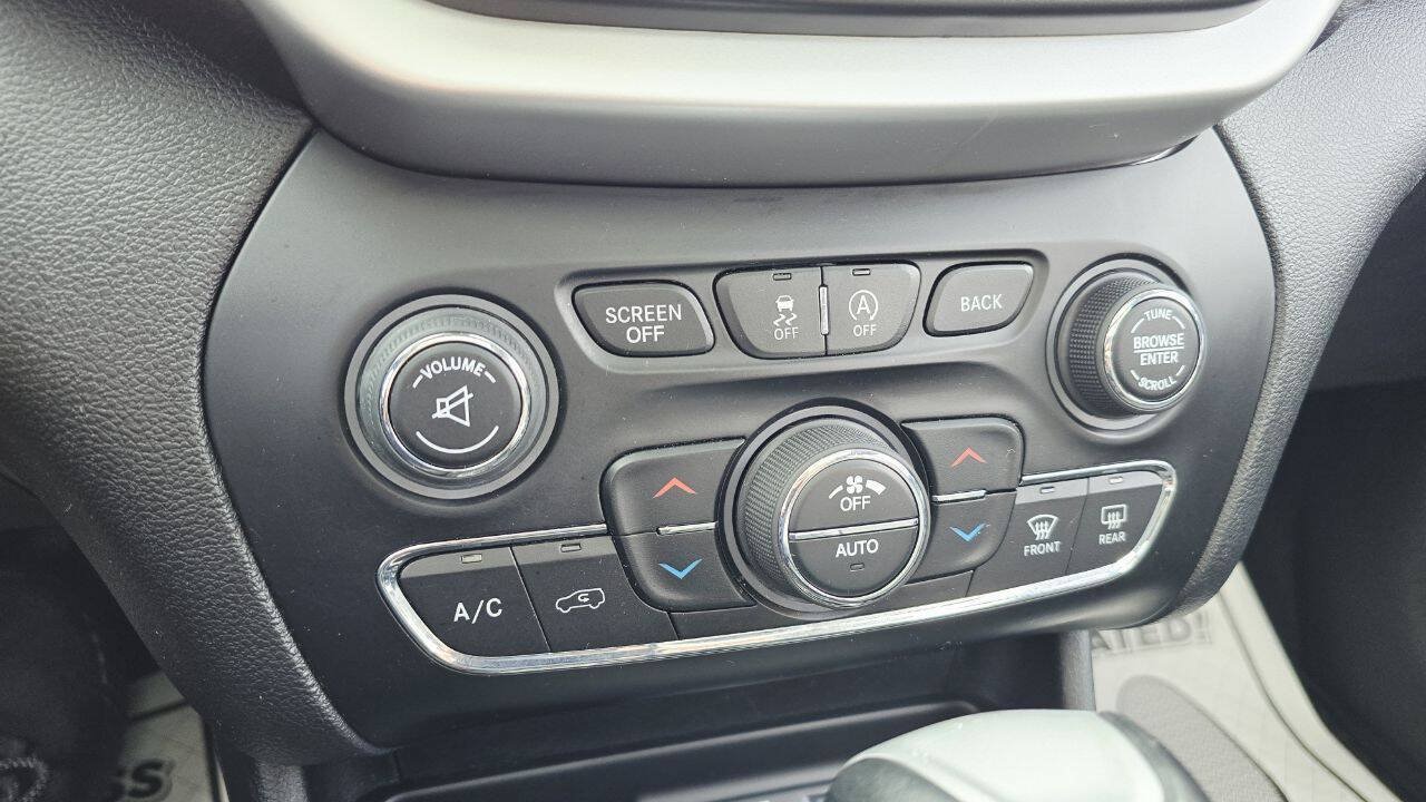 Used 2018 Jeep Cherokee Trailhawk AWD/4WD image 21