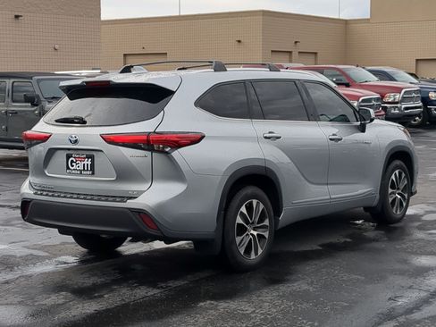 Used 2020 Toyota Highlander XLE AWD/4WD image 3