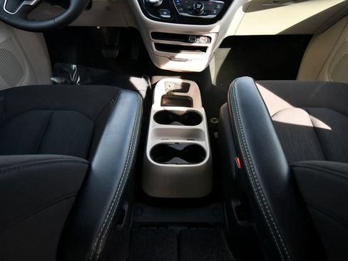 Used 2024 Chrysler Voyager LX FWD image 17