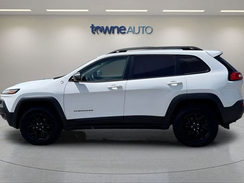 Used 2018 Jeep Cherokee Trailhawk w/ Cold Weather Group AWD/4WD image 2