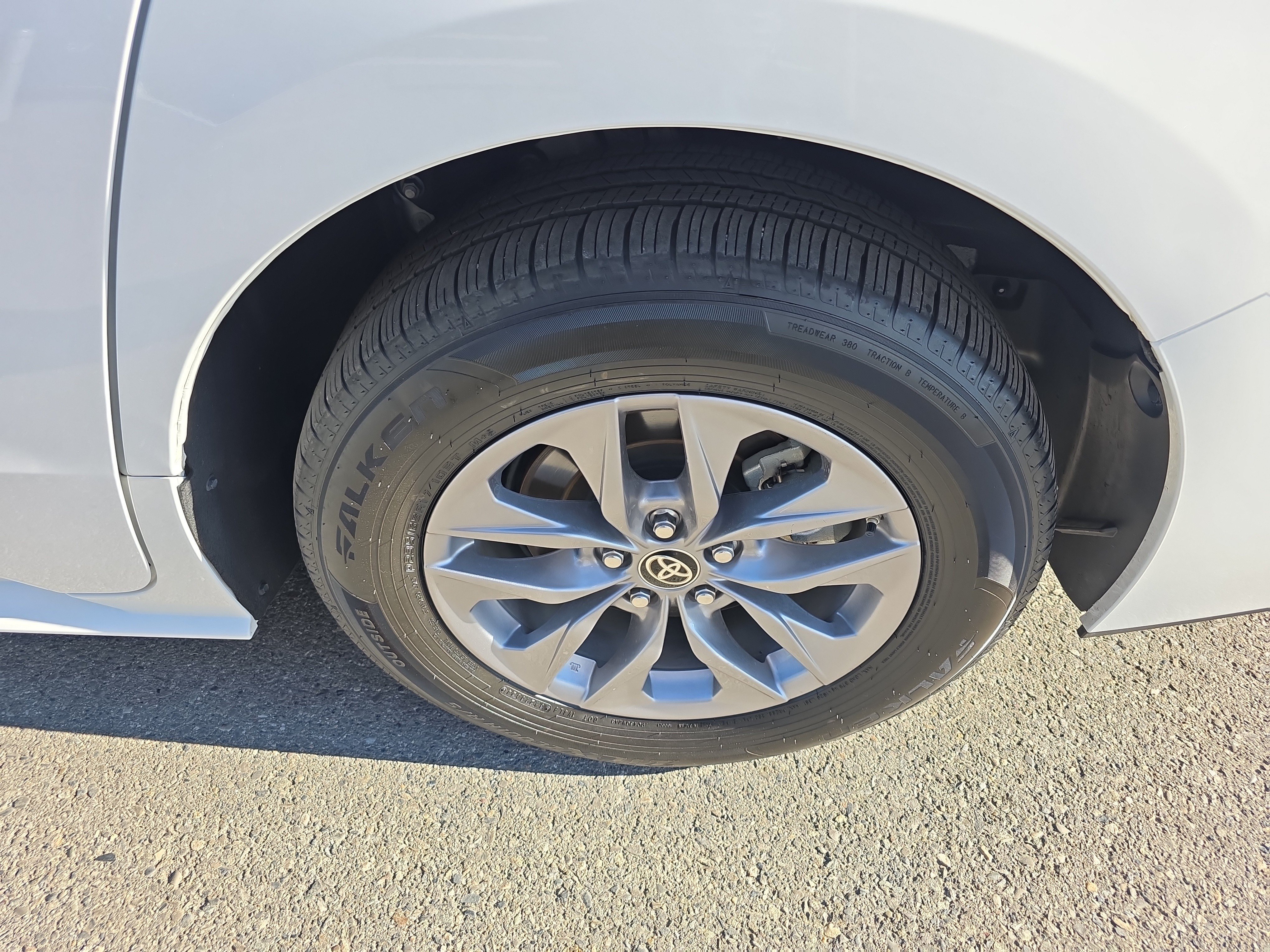 Used 2025 Toyota Sienna LE AWD/4WD image 9