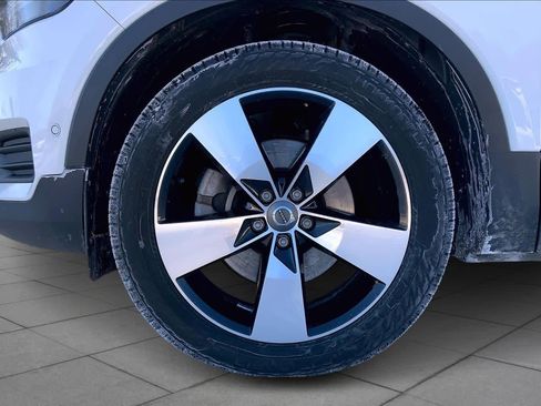 Used 2019 Volvo XC40 T5 Momentum image 11
