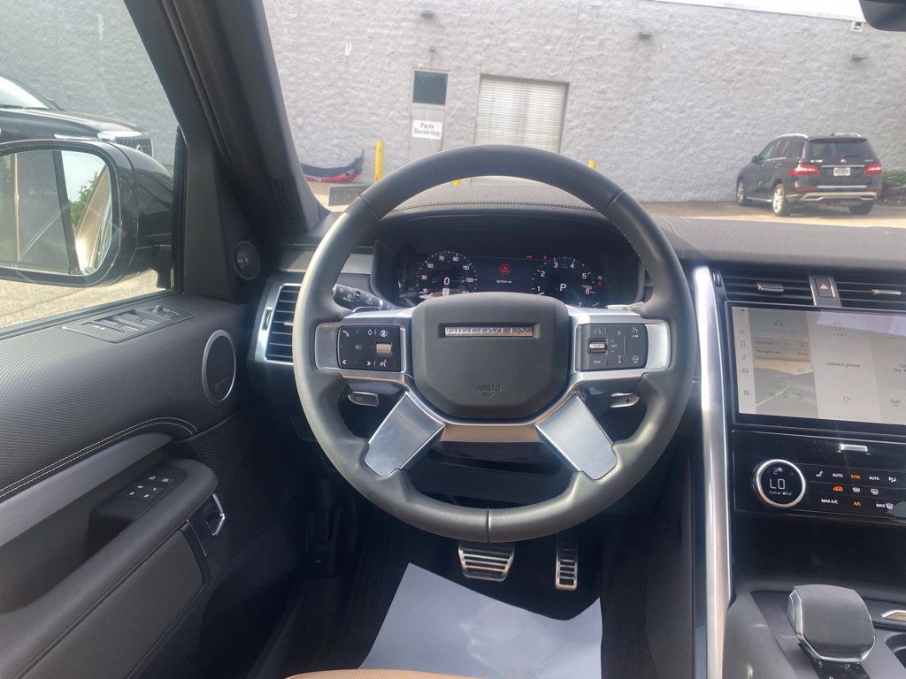 Used 2025 Land Rover Discovery Dynamic SE AWD/4WD image 13