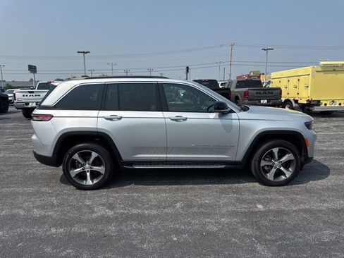 Used 2024 Jeep Grand Cherokee Limited w/ Luxury Tech Group II AWD/4WD image 9