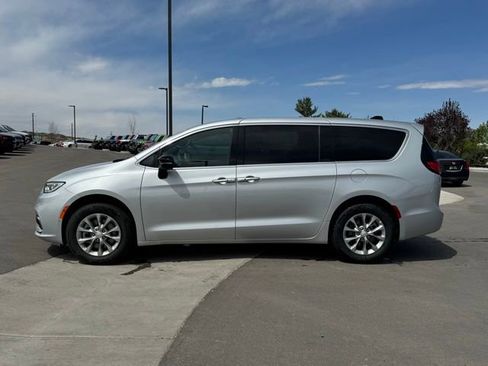 New 2026 Chrysler Pacifica Select AWD/4WD image 2