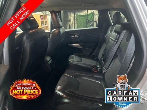 Used 2018 Jeep Cherokee Trailhawk AWD/4WD image 16