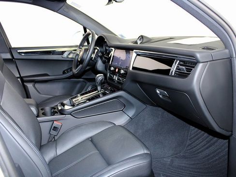 Used 2025 Porsche Macan image 25