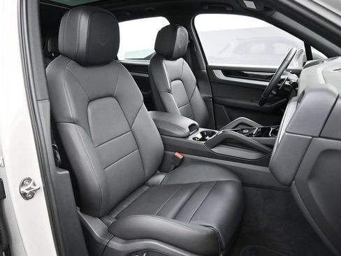 Certified 2026 Porsche Cayenne E-Hybrid AWD/4WD image 30