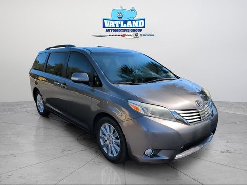 Used 2017 Toyota Sienna L image 7