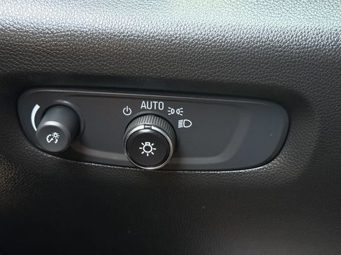 Used 2022 Chevrolet Traverse LT FWD image 24