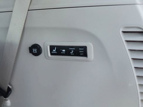 Used 2019 Chrysler Pacifica Limited image 41