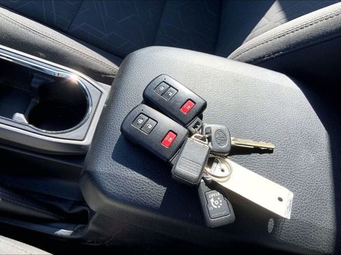 Used 2016 Toyota Tacoma TRD Off-Road w/ Towing Package AWD/4WD image 11