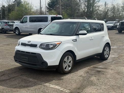 Used 2016 Kia Soul Base image 2