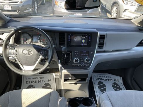 Used 2017 Toyota Sienna LE AWD/4WD image 17
