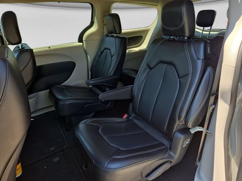 Used 2024 Chrysler Pacifica Touring-L FWD image 35