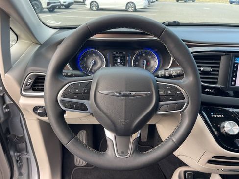 Used 2023 Chrysler Voyager LX image 15