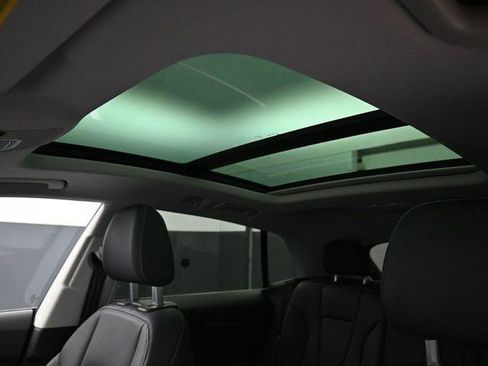 Used 2023 Audi Q8 Premium image 27