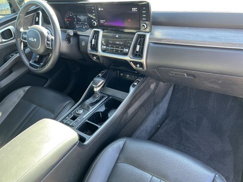Used 2022 Kia Sorento EX image 17