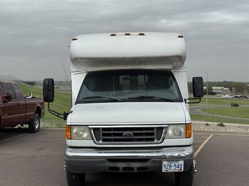Used 2003 Ford E-350 and Econoline 350 Super Duty RWD image 2