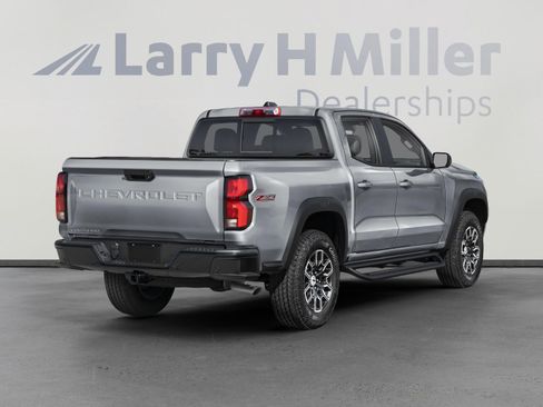 Used 2025 Chevrolet Colorado Z71 w/ Technology Package AWD/4WD image 2