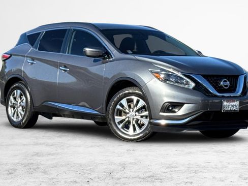 Used 2018 Nissan Murano SV image 2
