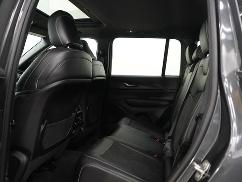 Used 2024 Jeep Grand Cherokee Altitude image 18