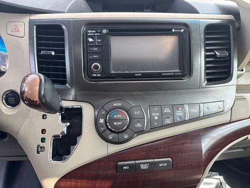 Used 2012 Toyota Sienna XLE AWD/4WD image 18