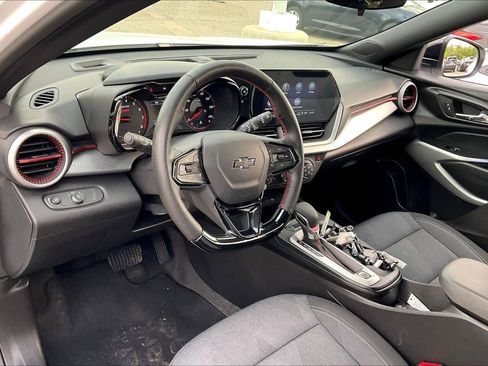 Used 2025 Chevrolet Trax RS w/ Driver Confidence Package FWD image 17