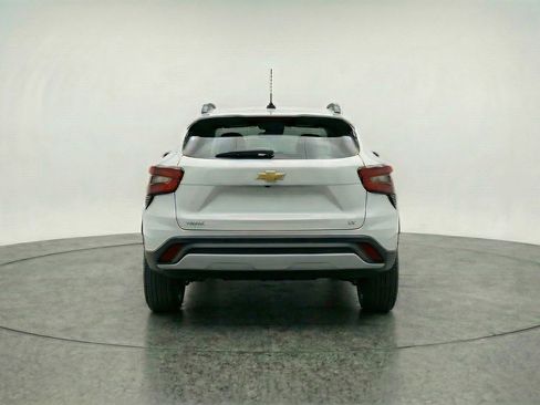 Used 2025 Chevrolet Trax LT FWD image 7