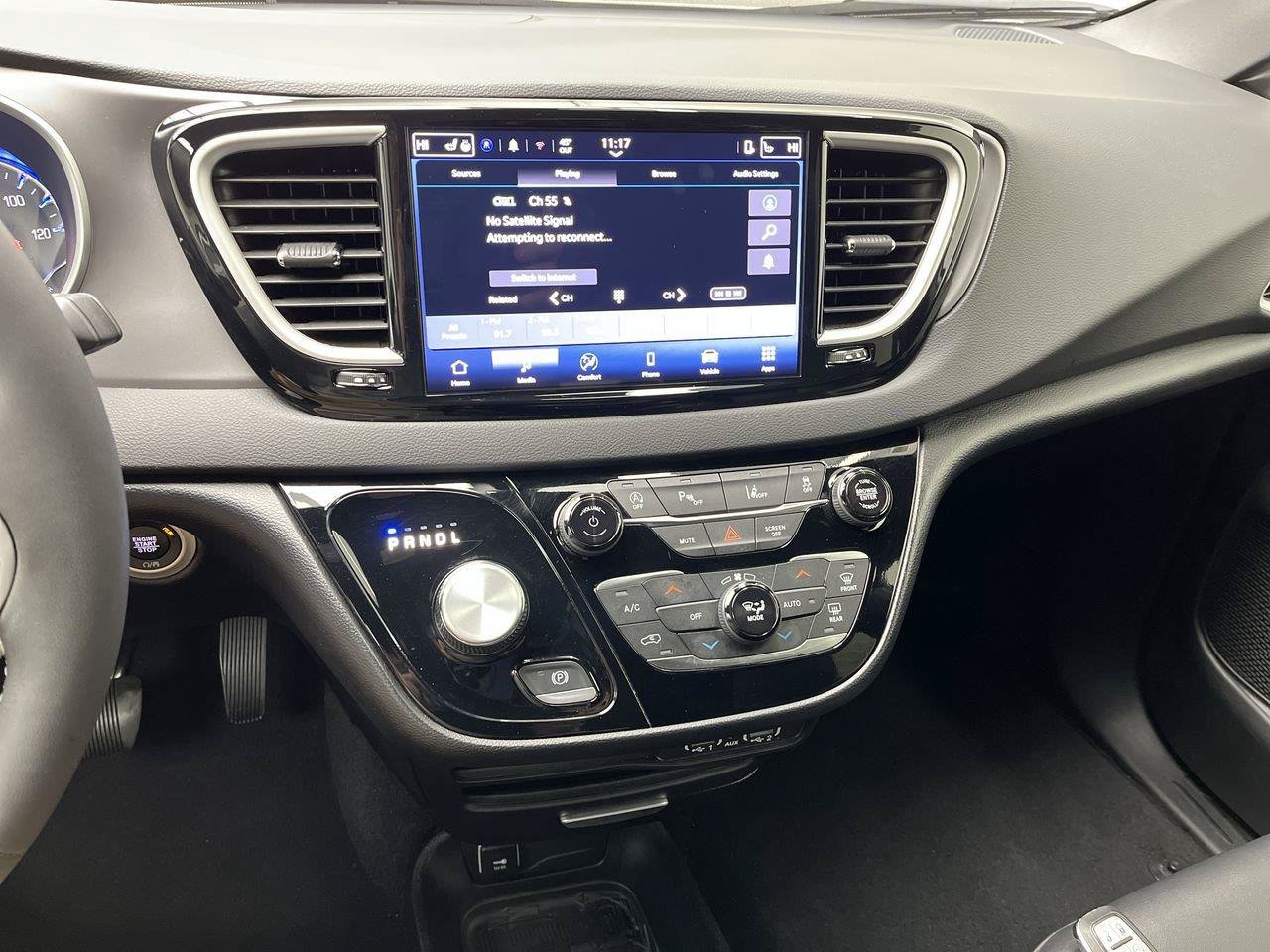 Used 2025 Chrysler Pacifica Select FWD image 16