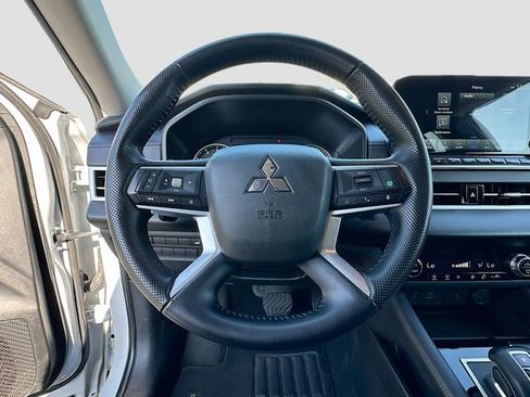 Used 2024 Mitsubishi Outlander SE image 11