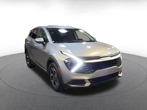 Used 2025 Kia Sportage LX image 3