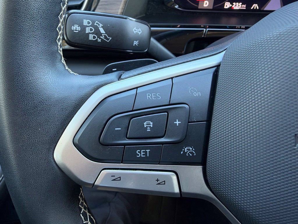 Used 2025 Volkswagen Atlas SEL AWD/4WD image 23