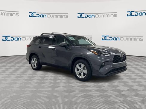Used 2022 Toyota Highlander LE AWD/4WD image 2