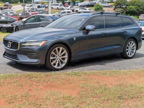 Used 2020 Volvo V60 T5 Momentum FWD image 2
