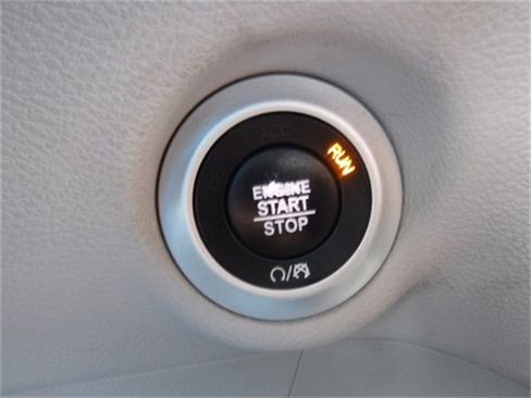 Certified 2020 Chrysler Voyager L image 29