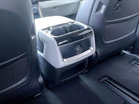 Used 2024 Kia Carnival EX FWD image 34
