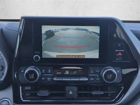 Used 2025 Toyota Highlander XLE FWD image 18