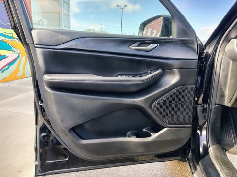 Used 2023 Jeep Grand Cherokee Altitude AWD/4WD image 9