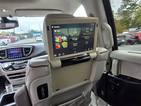 Used 2017 Chrysler Pacifica Limited image 15