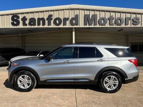 Used 2024 Ford Explorer XLT w/ Equipment Group 202A image 4