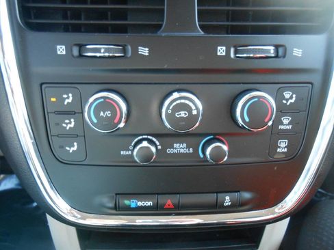 Used 2019 Dodge Grand Caravan SE image 16