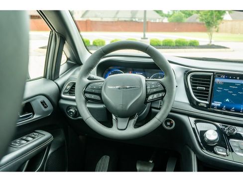 Used 2025 Chrysler Pacifica Limited FWD image 24
