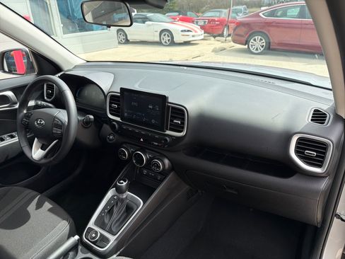 Used 2025 Hyundai Venue SEL image 28