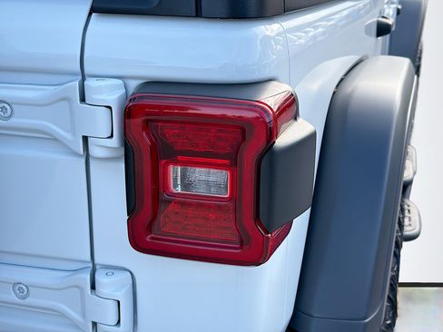 Used 2024 Jeep Wrangler Rubicon image 10