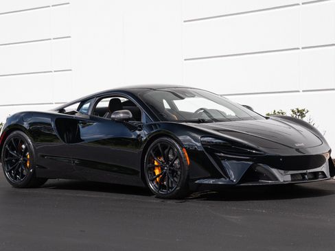 Used 2023 McLaren Artura RWD image 4