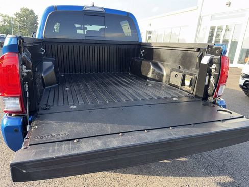 Used 2017 Toyota Tacoma TRD Off-Road AWD/4WD image 22