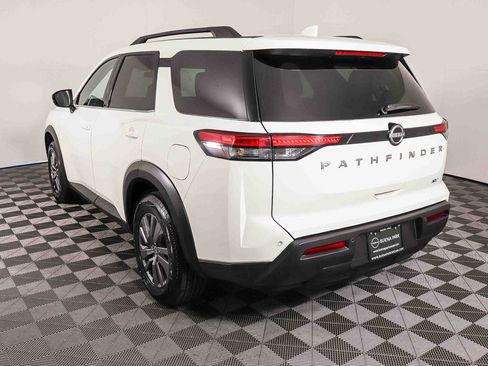 Used 2024 Nissan Pathfinder SV image 6