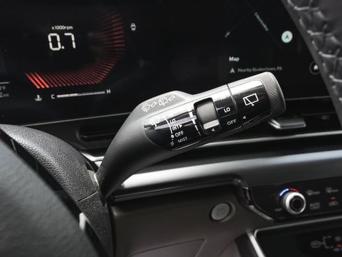 Used 2025 Kia Carnival FWD image 20