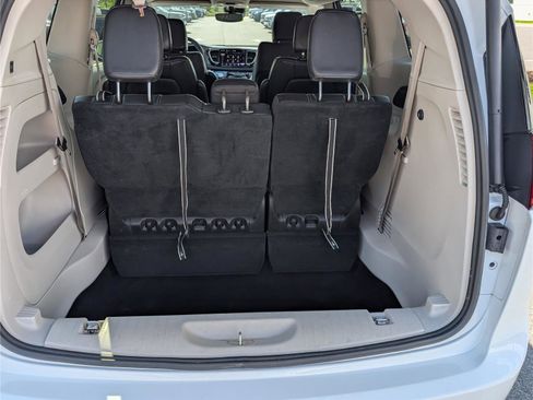 Used 2022 Chrysler Pacifica Touring-L FWD image 13